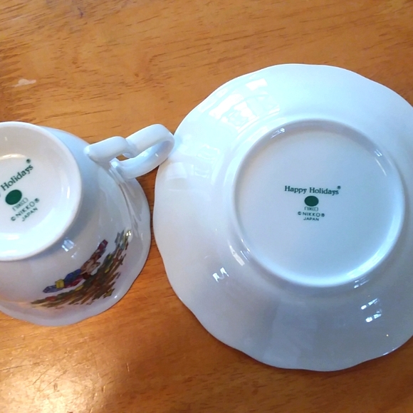 Nikko Happy Holidays 3.5" Cup & Saucers Set of 4 - Picture 5 of 6